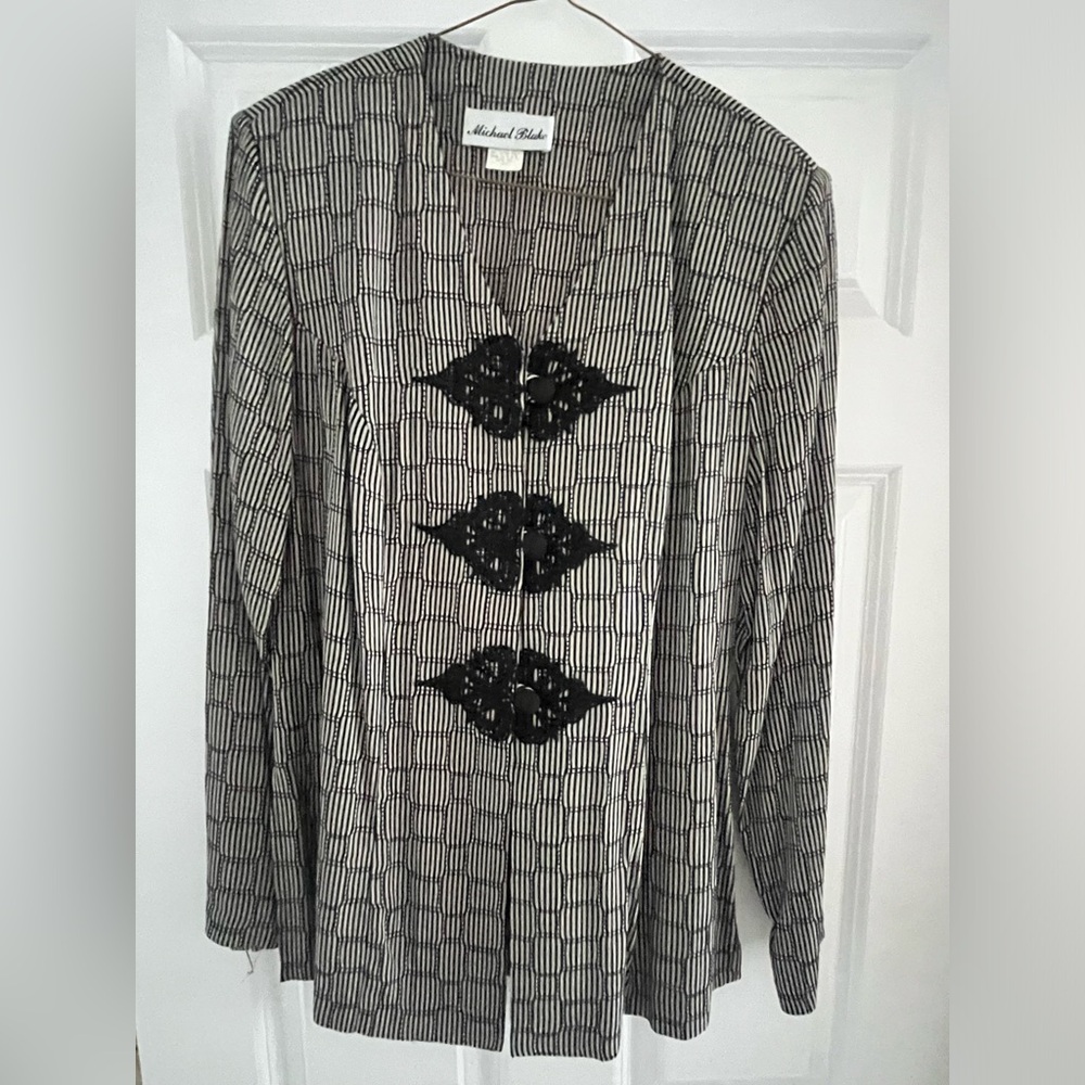 Not available til April

Ladies top - jacket